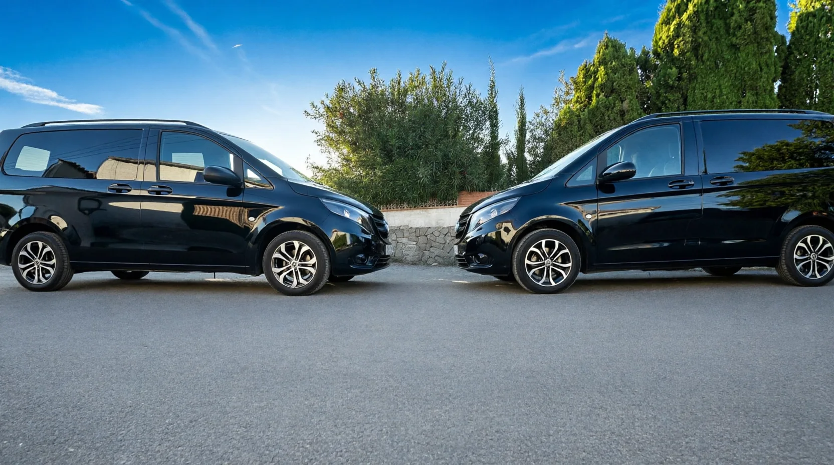 Dos Mercedes V Class negras de Transfer Vip Alicante preparadas para traslados privados